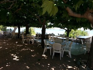 Outdoor dining - Le Rendez-vous de l'Été (Pietracorbara)