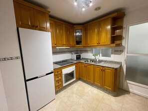 Refrigerador, microondas, horno y cafetera y tetera
