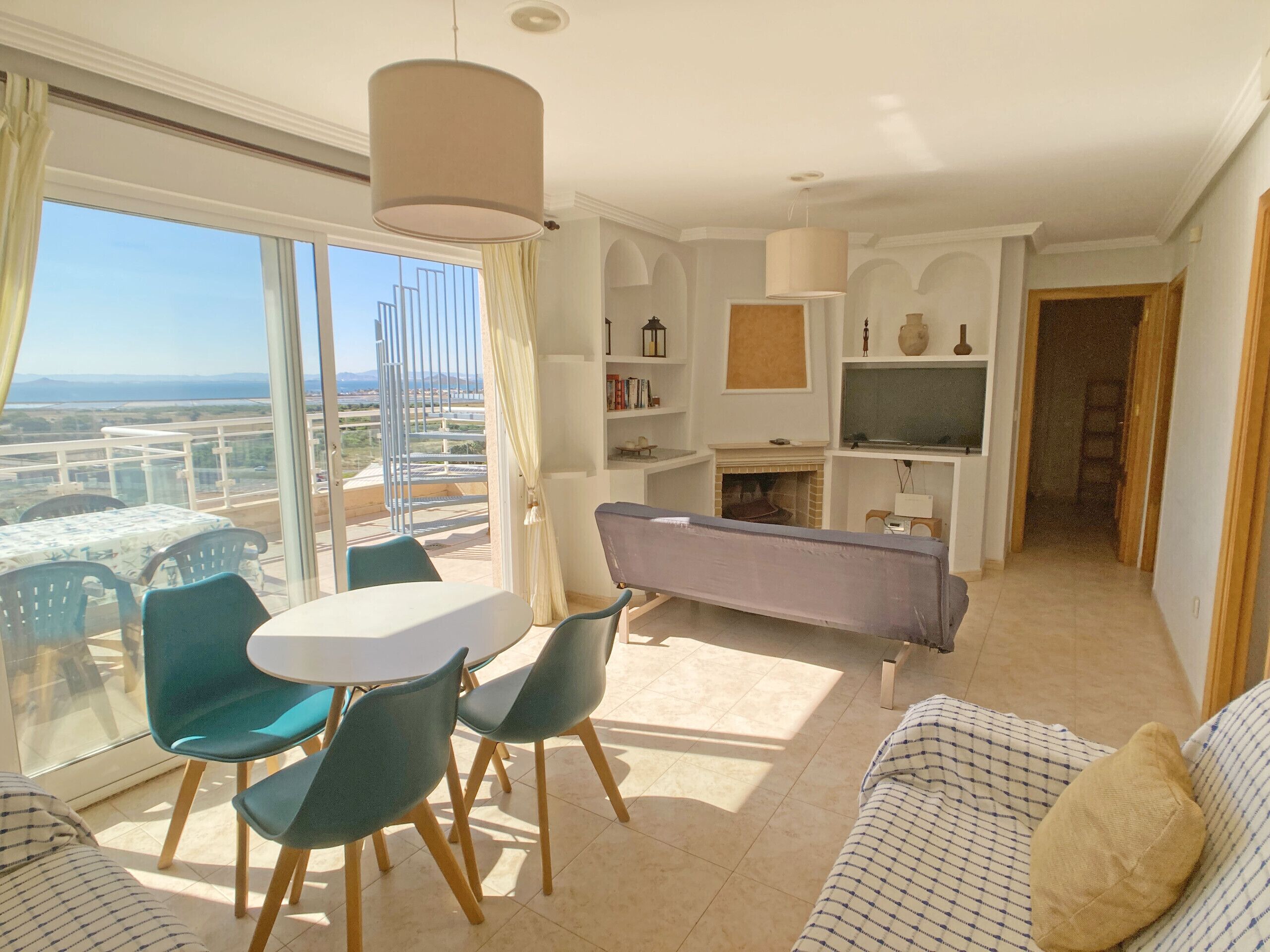 Televisión y chimenea 