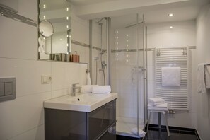 Villa Apartment Kaiser | Bathroom | Shower, hair dryer, towels - Villa Wohnlich (Oberaudorf)
