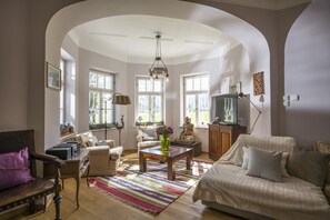 Villa Deluxe, 2 habitaciones, baño privado, vista al resort | Sala de estar | Televisión de pantalla plana