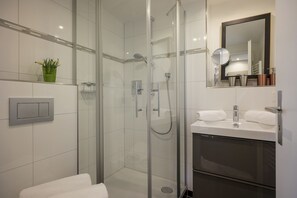 Villa Apartment Brünnstein | Bathroom | Shower, hair dryer, towels - Villa Wohnlich (Oberaudorf)
