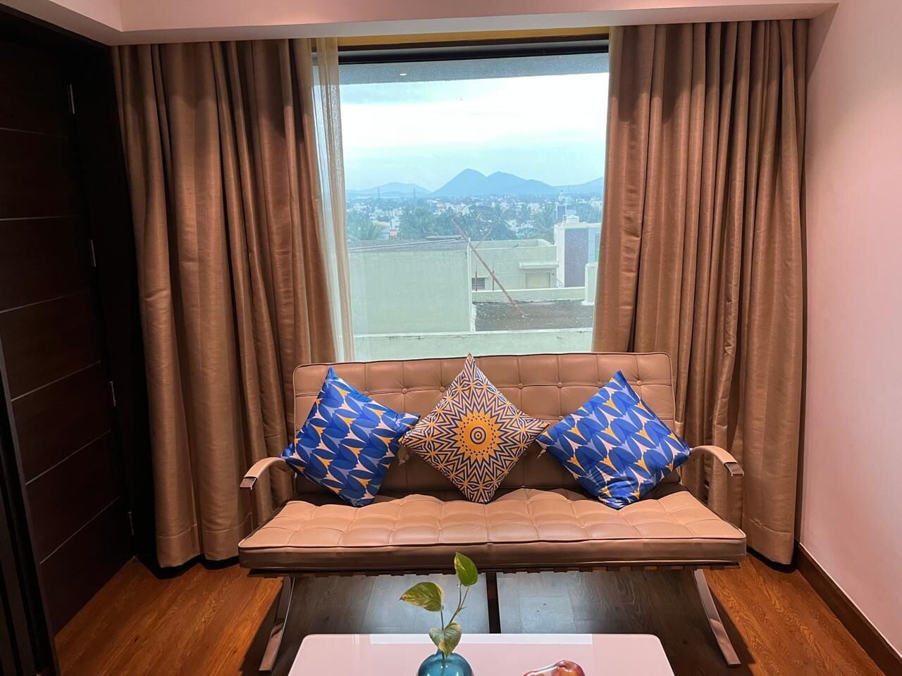 executive suite | premium bedding, minibar, in-room safe, desk