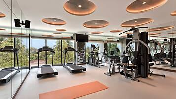 Una palestra moderna con tapis roulant, ellittiche e attrezzature per pesi.