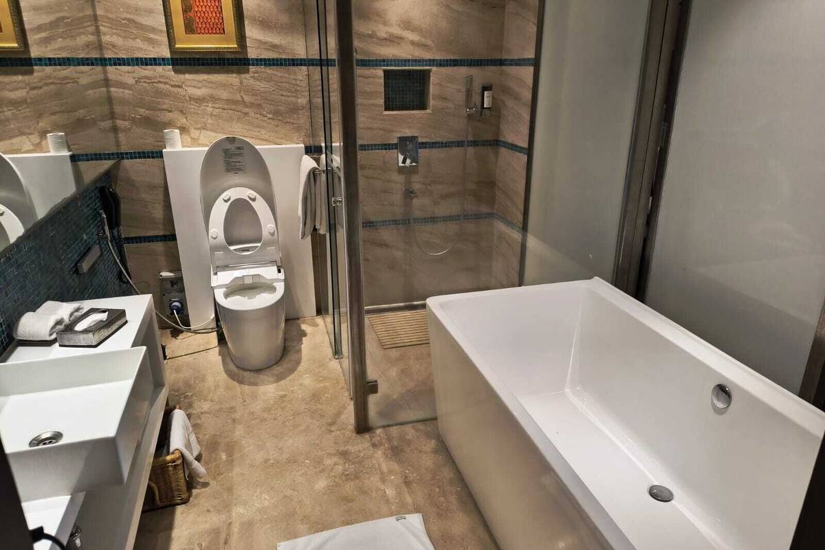 presidential suite | bathroom | shower, free toiletries, hair dryer, towels