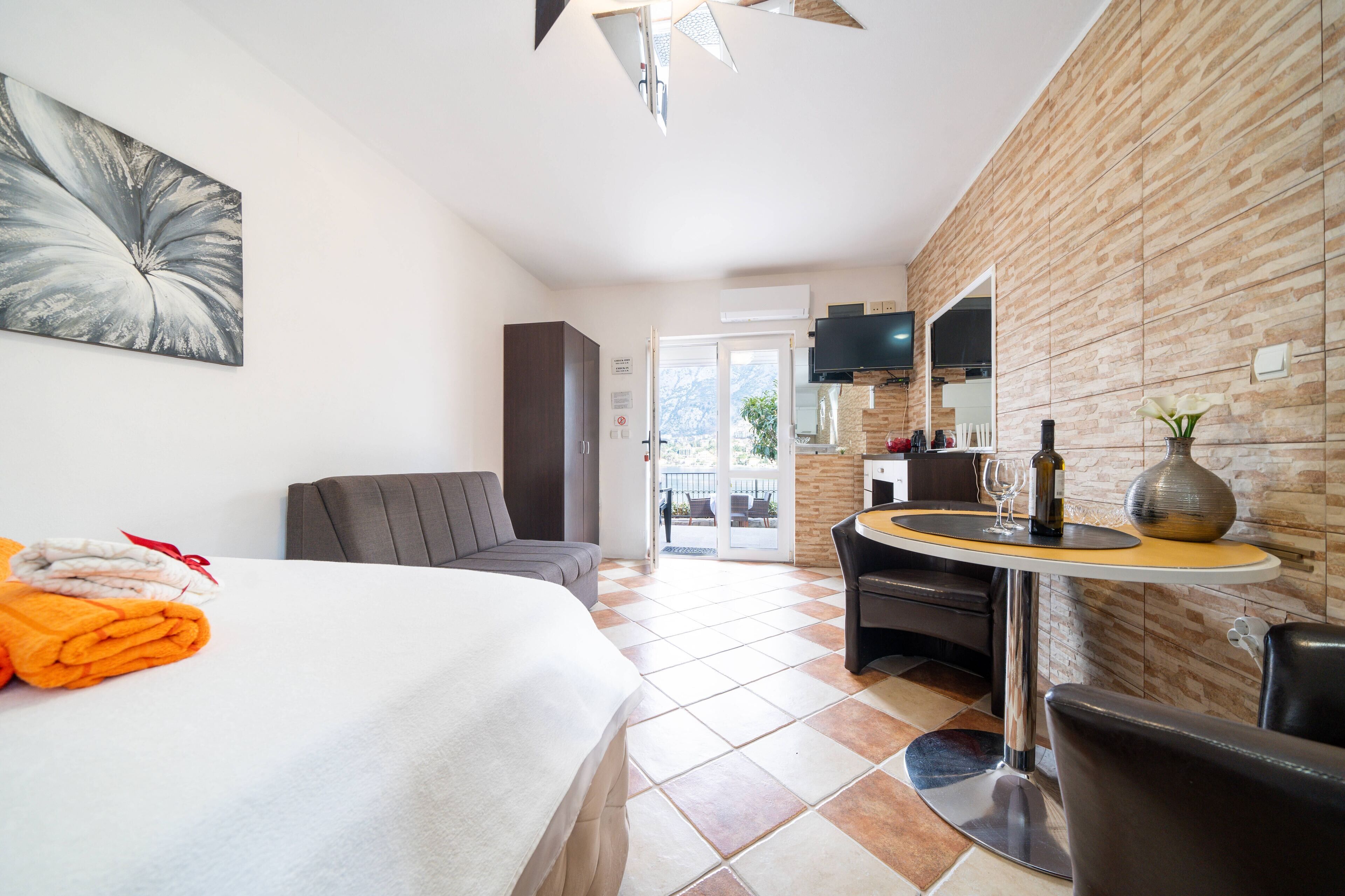 Luxury Studio, Sea View | 1 bedroom, iron/ironing board, free WiFi, bed sheets