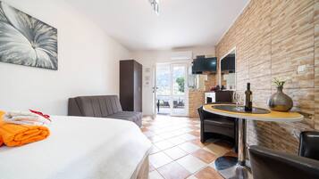 Luxury Studio, Sea View | 1 bedroom, iron/ironing board, free WiFi, bed sheets