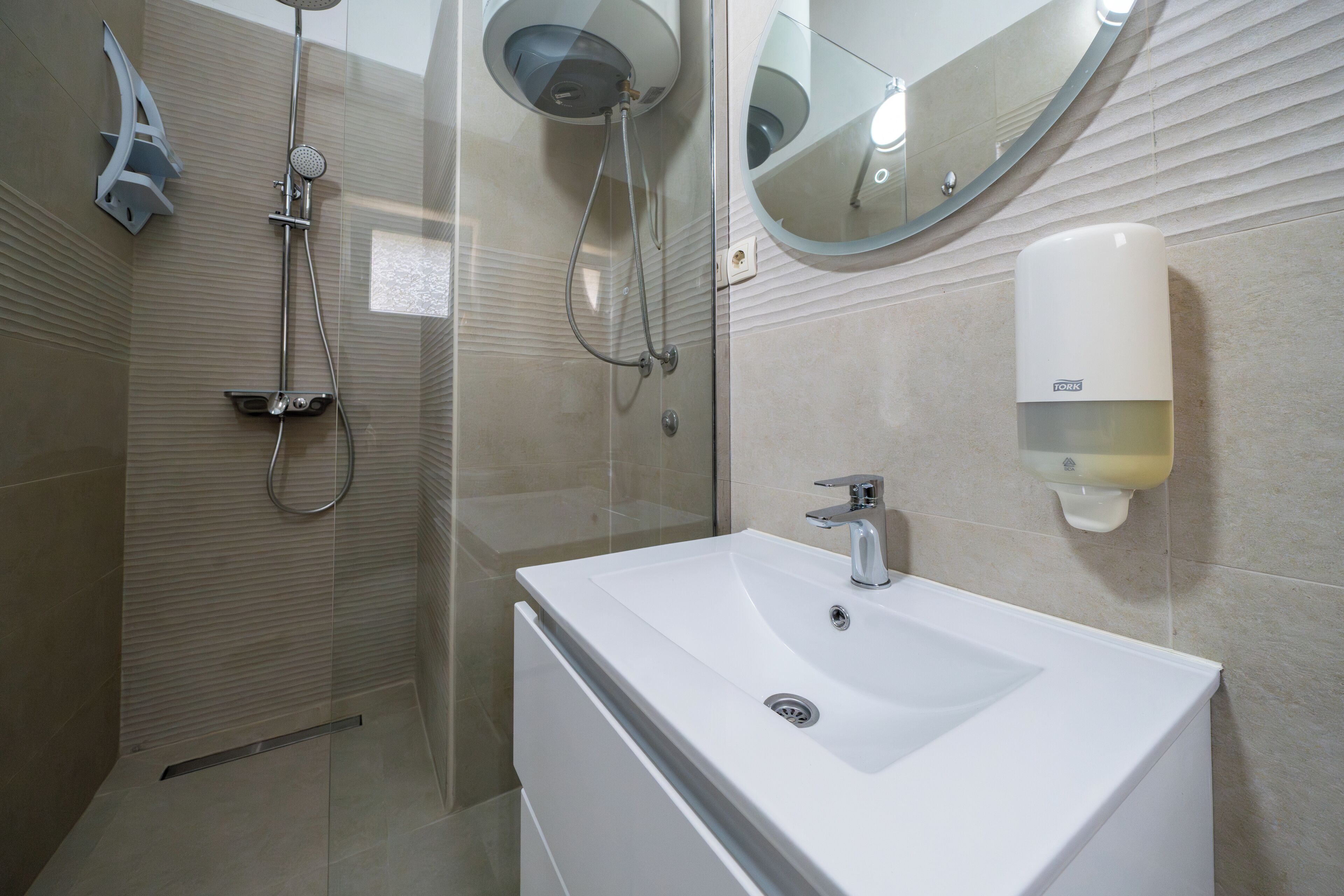Panorama tweepersoonskamer | Badkamer | Een douche, gratis toiletartikelen, een haardroger, handdoeken