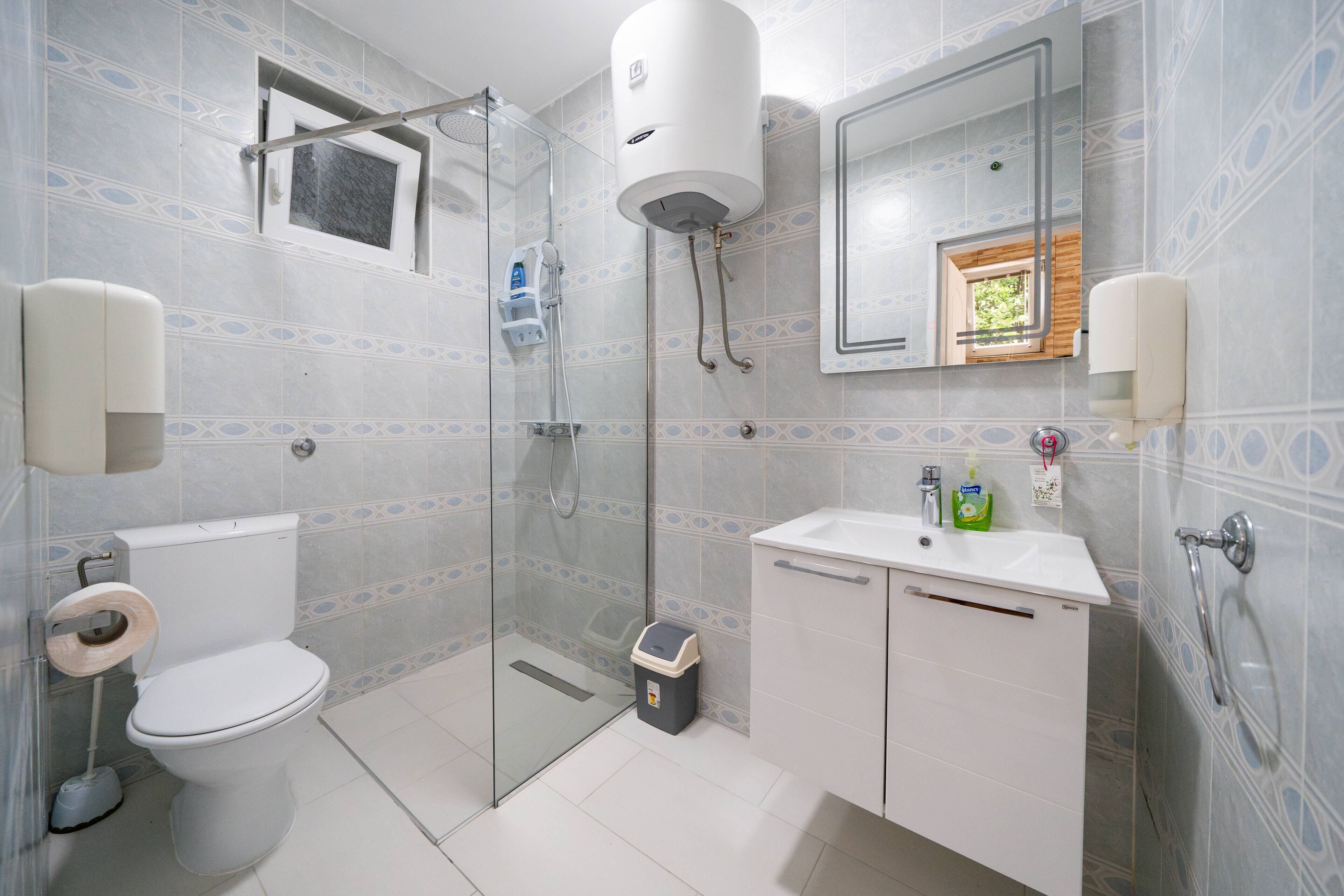Luxury Studio, Sea View | Bathroom | Shower, free toiletries, hair dryer, towels