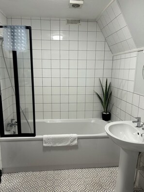 Twin Room | Bathroom | Shower, free toiletries, hair dryer, towels - The Russell (Scarborough)