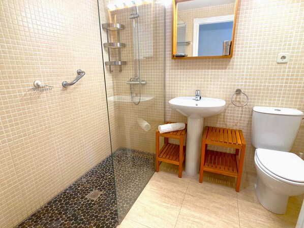 Bathtub, hair dryer, towels