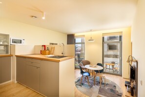 Apartemen, 1 kamar tidur, balkon | Ruang keluarga | TV layar datar