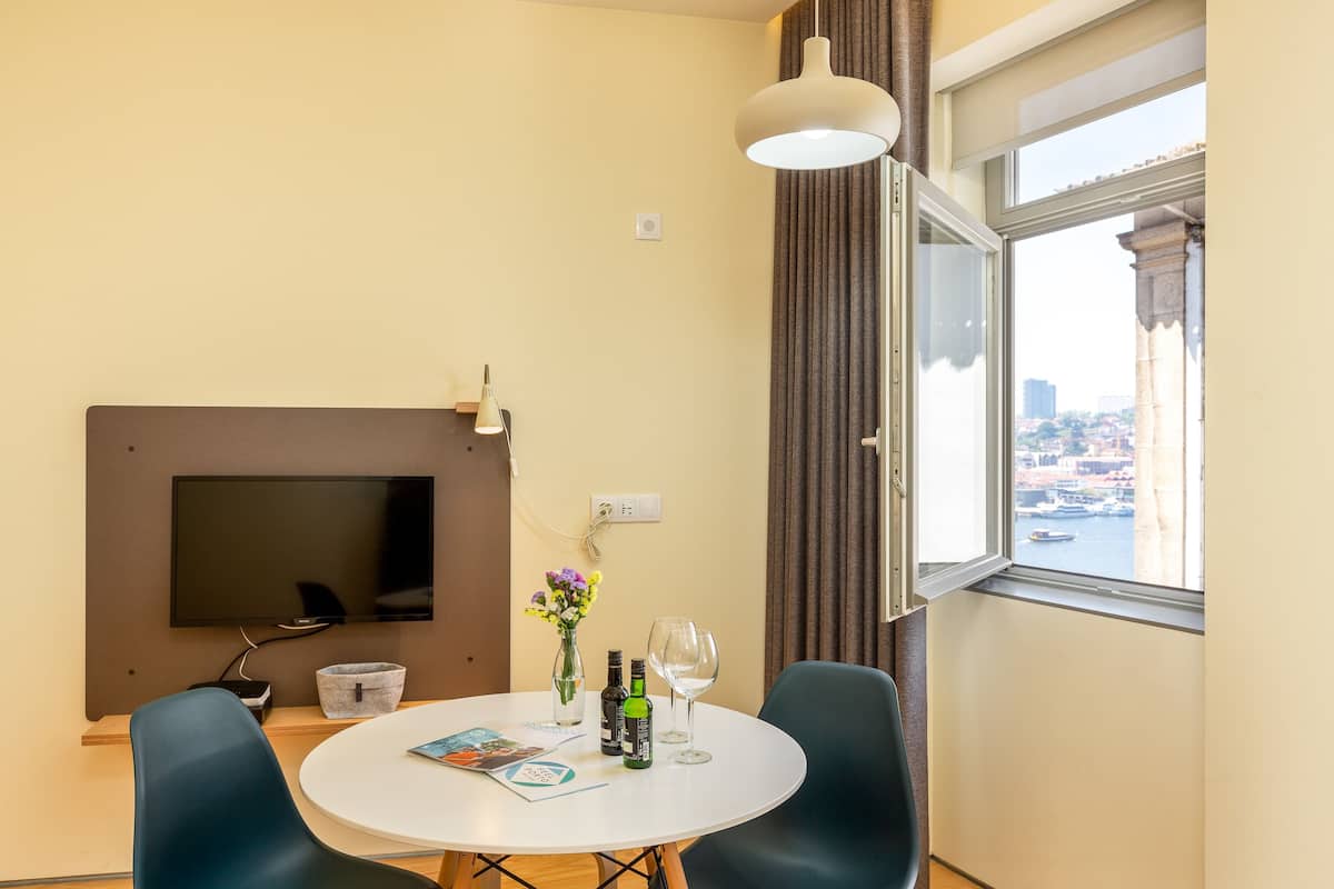 Superior Apartment, River View | In-room dining