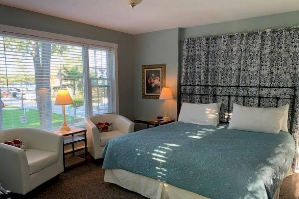 Premium Room, 1 King Bed, Fireplace, Partial Lake View