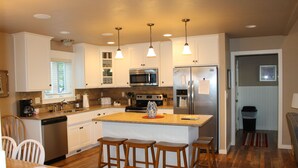 Coffee/tea maker, fridge - Cedar Court Inn (Fish Creek)