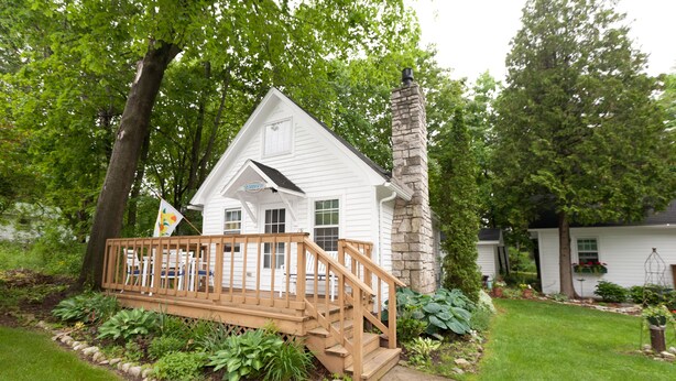 Cottage, 1 Queen Bed with Sofa bed, Kitchenette | WiFi (free), bed sheets - Cedar Court Inn (Fish Creek)