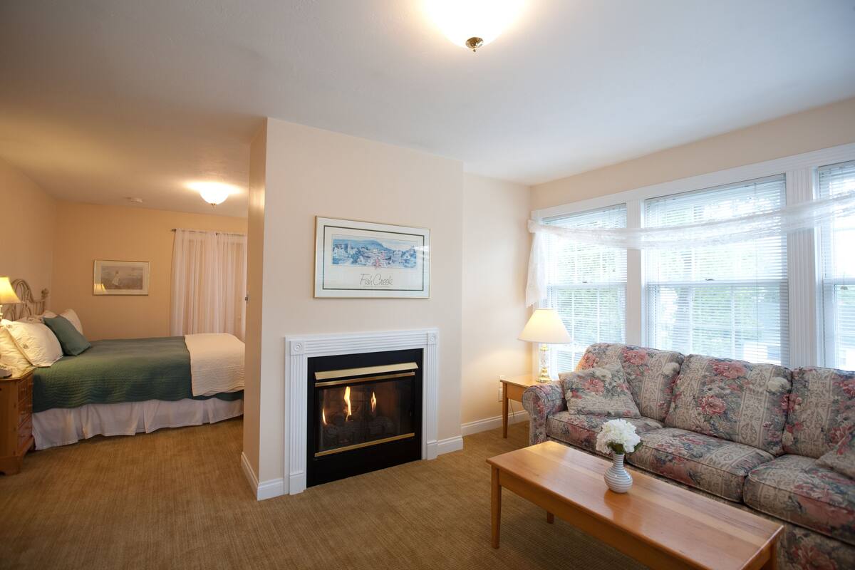 Deluxe Room, 1 King Bed, Balcony, Partial Lake View