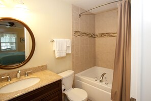 Bathroom - Cedar Court Inn (Fish Creek)