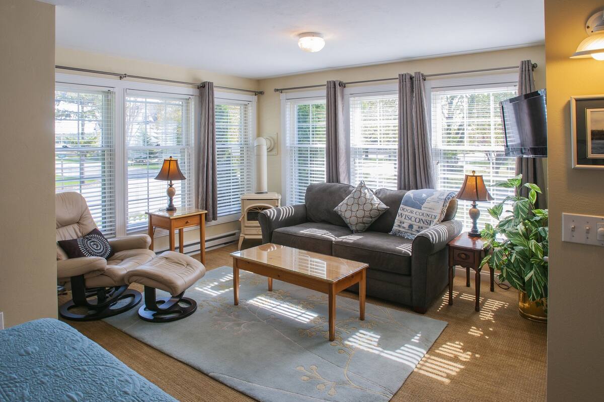 Deluxe Room, 1 King Bed, Partial Lake View