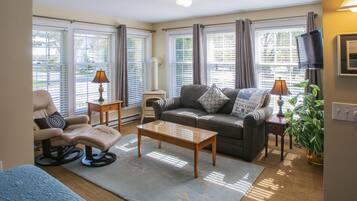 Deluxe Room, 1 King Bed, Partial Lake View | 3 bedrooms, free WiFi, bed sheets