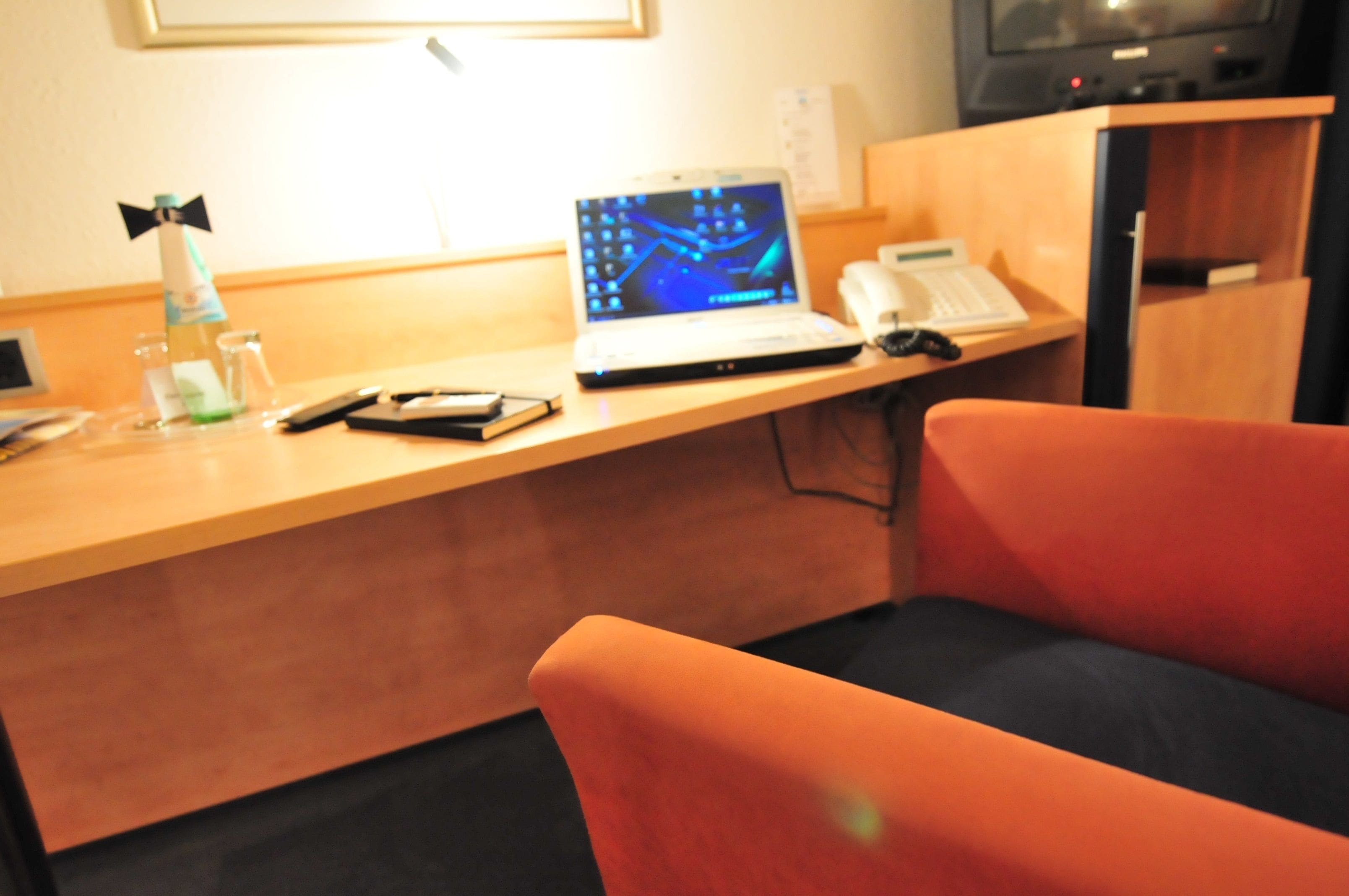 single room | premium bedding, desk, soundproofing, free wifi