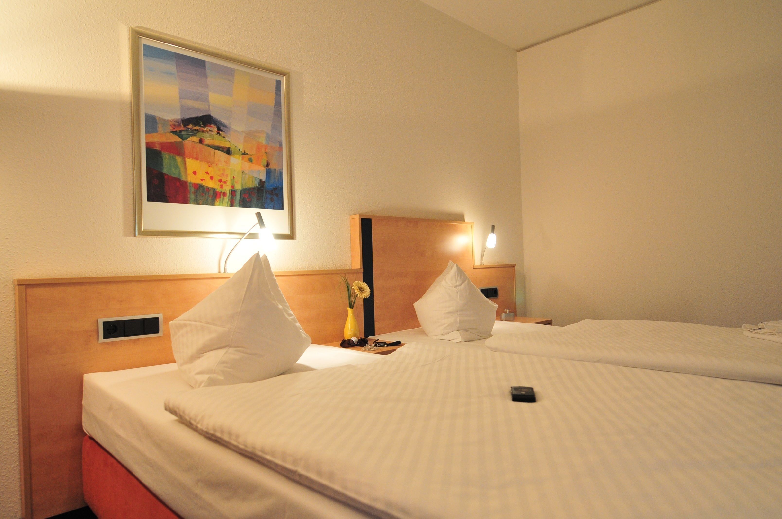 Premium bedding, desk, soundproofing, free WiFi
