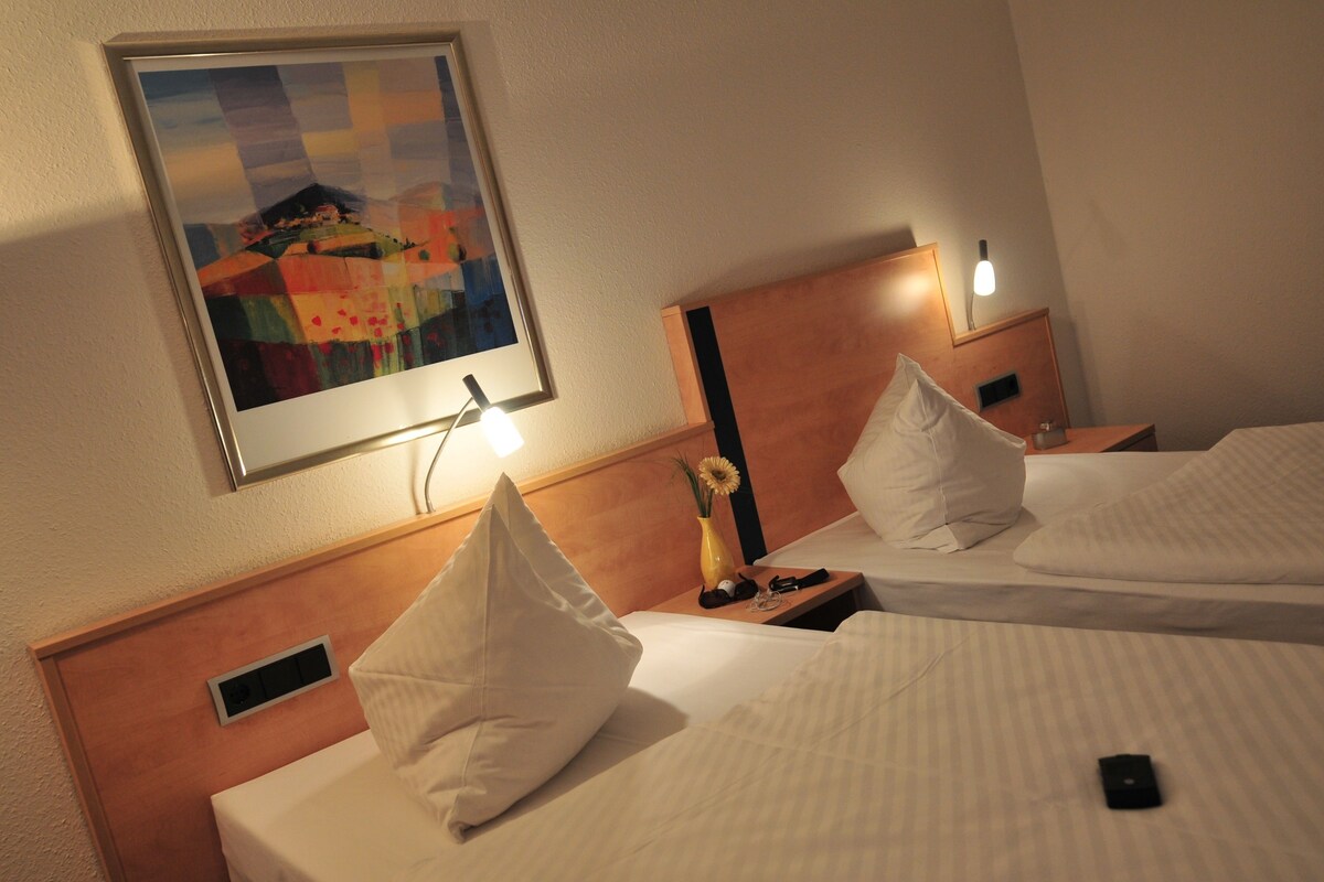 Luxe beddengoed, een bureau, geluiddichte muren, gratis wifi