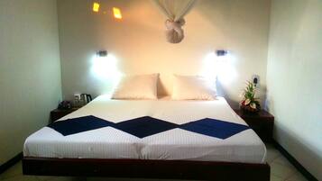 1 Schlafzimmer, hochwertige Bettwaren, Schreibtisch