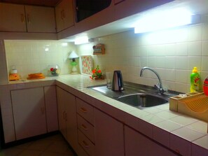 Frigobar, horno y utensilios de cocina 