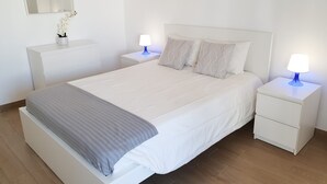1 soverom, strykejern/-brett og ekstrasenger (mot et tillegg)