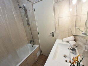 Bathtub, towels