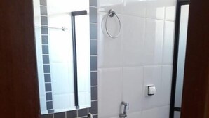 Chambre de base double pour 1 personne | Salle de bain | Douche, articles de toilette (gratuits), séchoir à cheveux