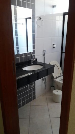 Basic-Doppelzimmer zur Einzelnutzung | Badezimmer | Dusche, kostenlose Toilettenartikel, Haartrockner, Handtücher
