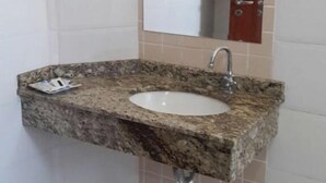 Chambre de base double pour 1 personne | Salle de bain | Douche, articles de toilette (gratuits), séchoir à cheveux