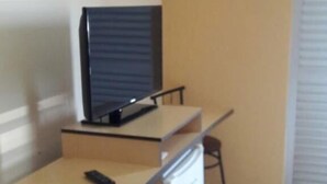 Chambre de base double pour 1 personne | Salle de séjour | Téléviseur à écran plat de 32 po avec télévision par câble