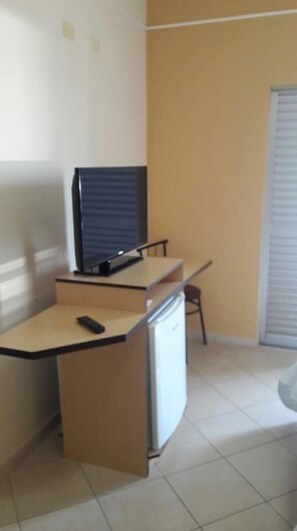 Basic Double Room Single Use | Living room | 32-inch flat-screen TV with cable channels, LED TV