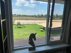 Comfort tweepersoonskamer, uitzicht op tuin | Een bureau, een laptopwerkplek, gratis babybedden, extra bedden