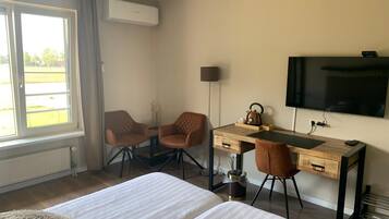 Comfort-Doppelzimmer, Gartenblick | Schreibtisch, laptopgeeigneter Arbeitsplatz, kostenlose Babybetten