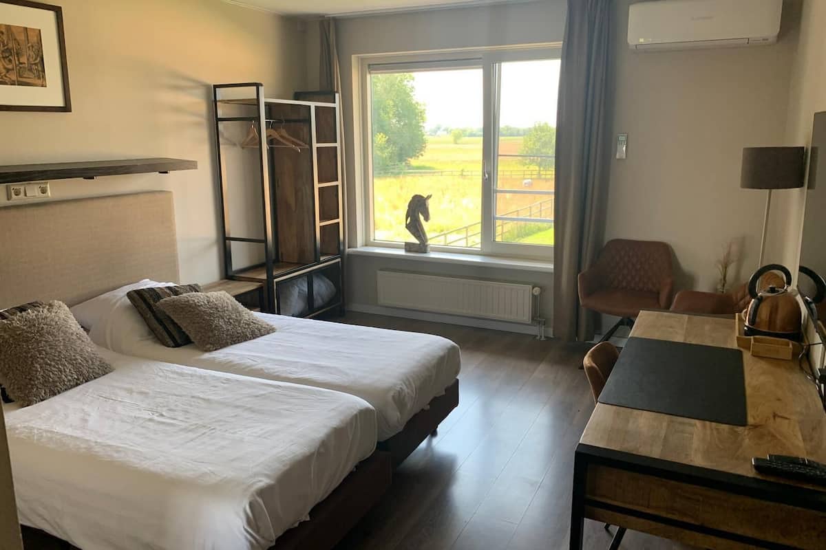 Comfort Double Room, Garden View | Meja, ruang kerja komputer riba, katil bayi/kot (percuma)