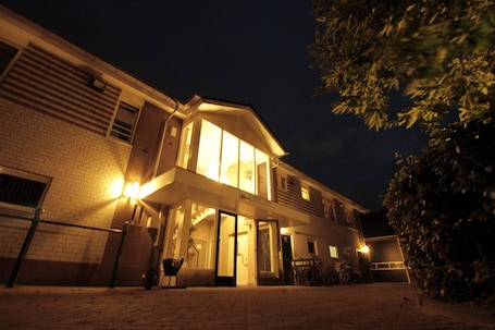 Fachada de la propiedad por la tarde o noche