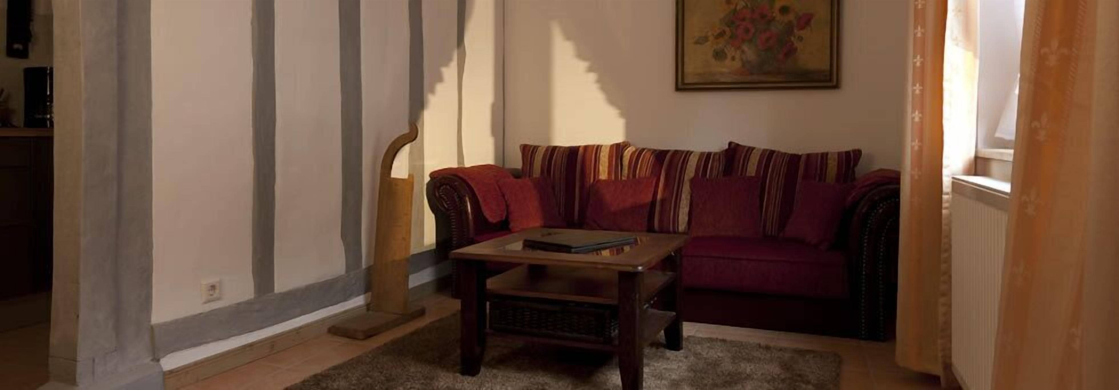 Ein Wohnzimmer mit einer Couch, einem Couchtisch und einem Bild an der Wand.