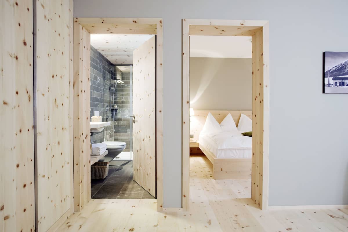 Suite junior (Bernina) | Ropa de cama de alta calidad y caja de seguridad en la habitación