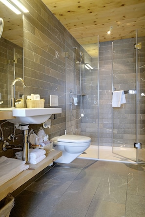 Junior suite (Bernina) | Badkamer | Gratis toiletartikelen, een haardroger, pantoffels, handdoeken
