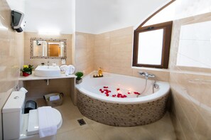 Apartamento, 1 quarto | Banheiro | Banheira e chuveiro separados, produtos de toalete grátis