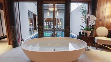 Luxury Villa | Deep-soaking bathtub