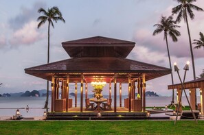 Se sirven desayunos, comidas y cocina internacional con vista al mar