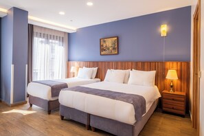 Family Room, Non Smoking | In-room safe, desk, laptop workspace, soundproofing