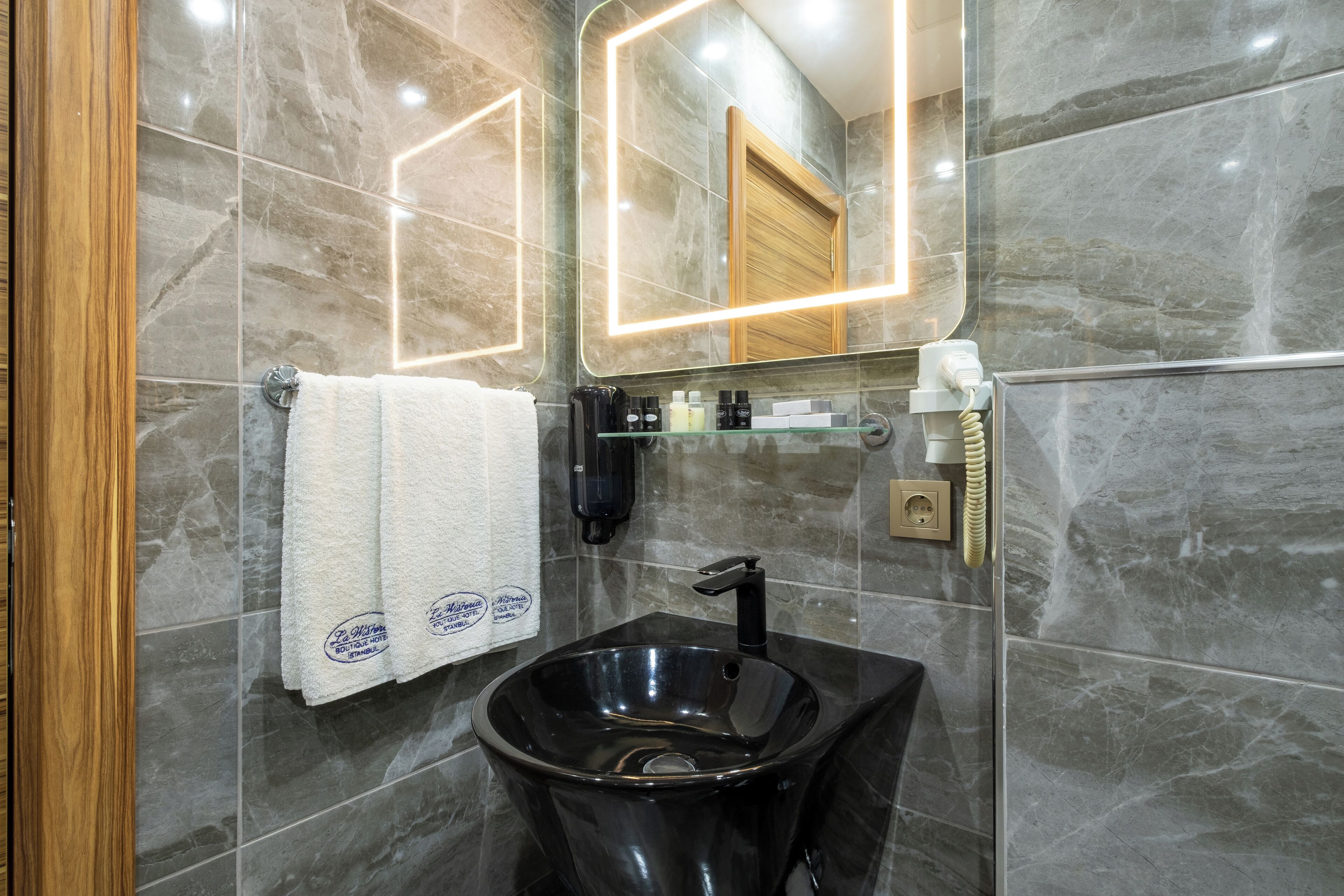 triple room, non smoking, corner | bathroom | shower, hydromassage showerhead, free toiletries, hair dryer