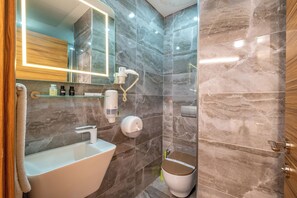 Doppia Standard, non fumatori | Bagno | Doccia, doccia idromassaggio, set di cortesia gratuito, asciugacapelli