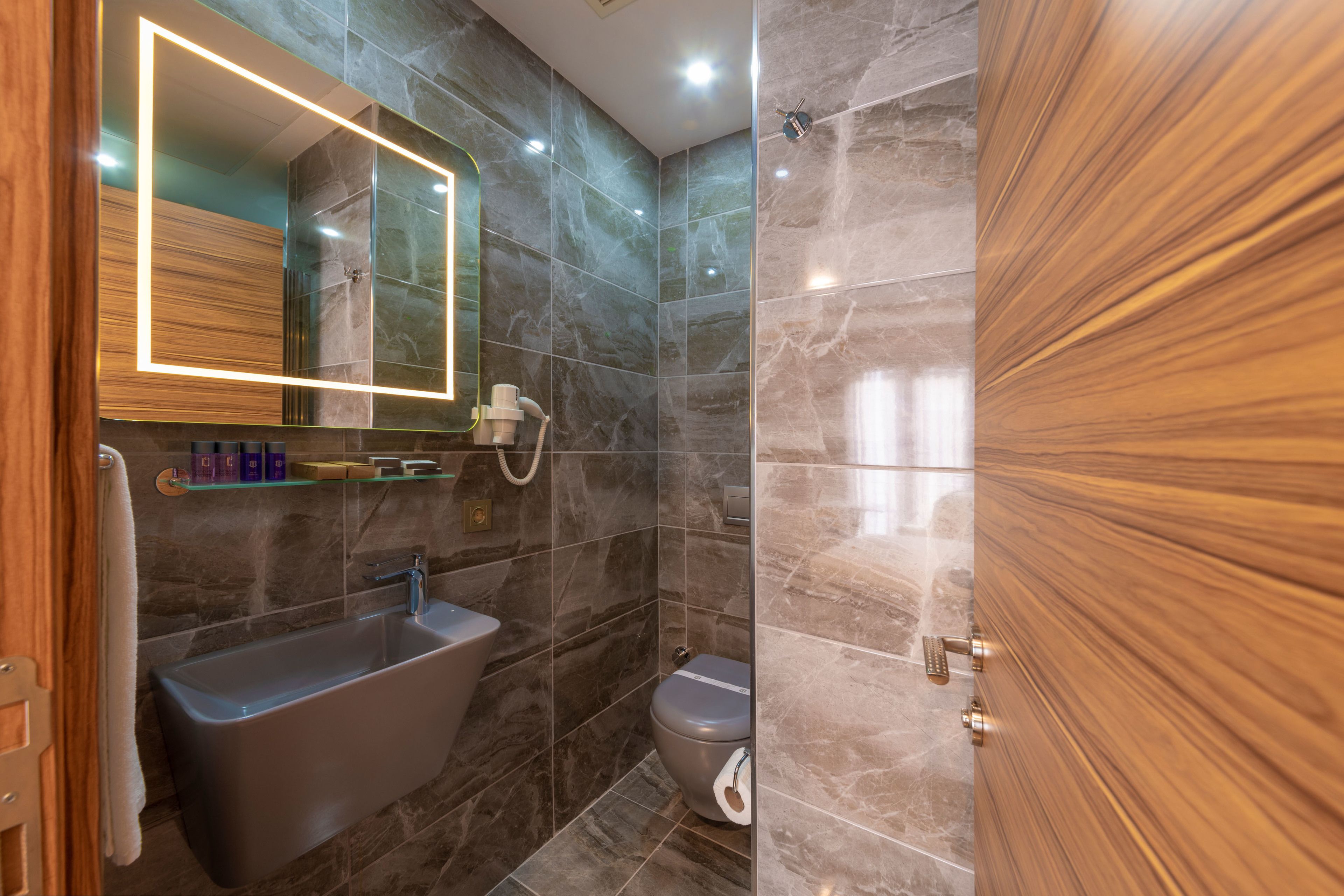 standard double room, non smoking | bathroom | shower, hydromassage showerhead, free toiletries, hair dryer